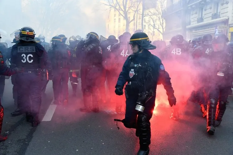 Fransa karıştı! Gösteriler devam ediyor