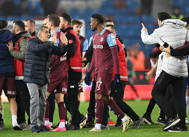 Son dakika haberi: Trabzonspor - Alanyaspor maçında saha karıştı! Son düdükten sonra gerginlik...