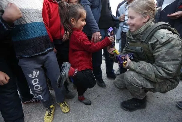 Hakkari’de kadın subaydan çocuklara destek