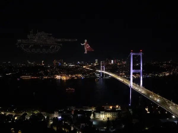 15-temmuz-sehitler-koprusunde-drone-gosterisi-kahraman-sehitler-galata-ve-kiz-kulelerine-yansitildi-1784145860095.jpg