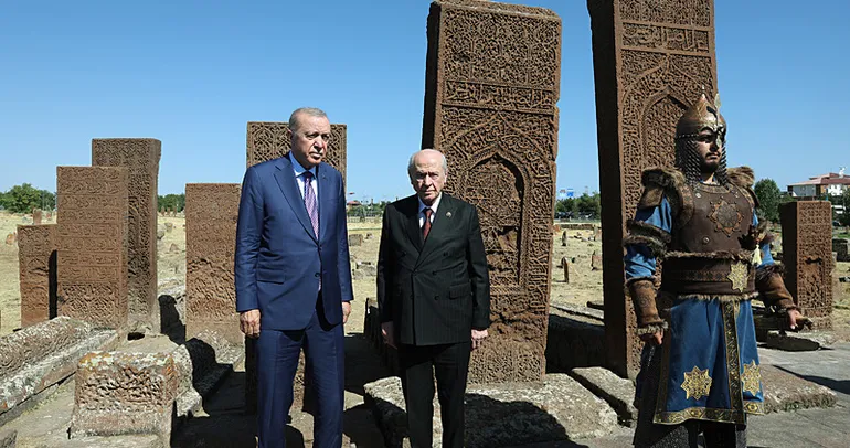 Terör örgütü YPG kendini feshetti