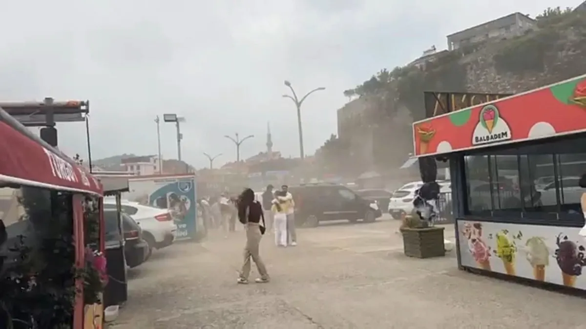 Turistik ilçede fırtına tozu dumana kattı: Yürümekte zorlandılar! Turistik ilçede fırtına tozu dumana kattı: Yürümekte zorlandılar!