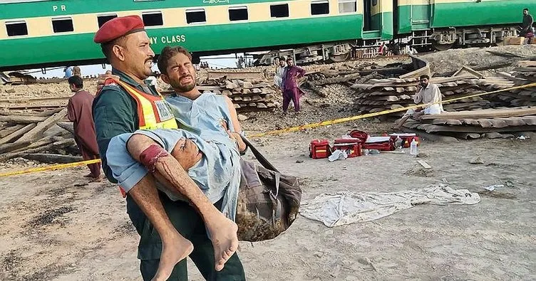İki tren çarpıştı: 18 ölü