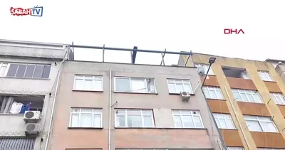 Esenler’de fırtınada çatı uçtu! 2 araçta hasar meydana geldi | Video