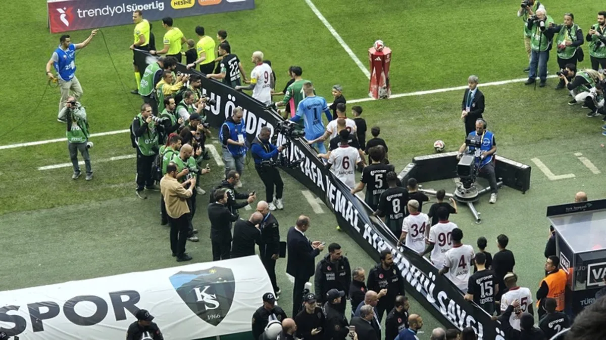 Kocaelispor – Galatasaraylı futbolcular 10 Kasım pankartıyla sahada! Kocaelispor – Galatasaraylı futbolcular 10 Kasım pankartıyla sahada!