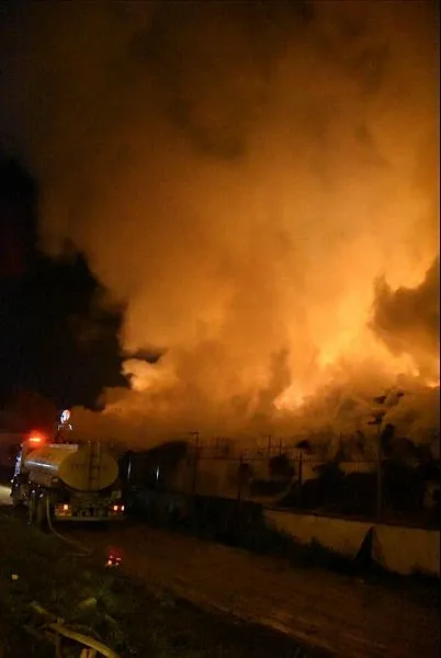 SON DAKİKA! Adana Yüreğir’deki yangın 2 gündür söndürülemiyor! Yüzlerce ton pamuk yandı!