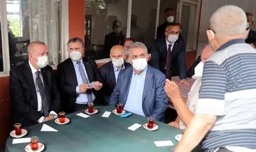 Başkan Erdoğan’a memleketi Rize’de sevgi seli! Kıraathanede çay içti, vatandaşlarla bol bol sohbet etti...