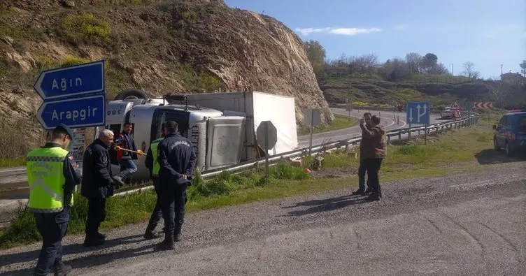 Elazığ’da tır devrildi: 2 yaralı