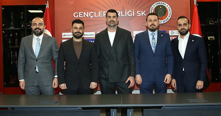 Volkan Demirel ilk maçına çıkıyor