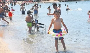 Minikler, deniz keyfi yapıyor