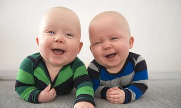 İkiz bebekler birlikte mi uyumalı?