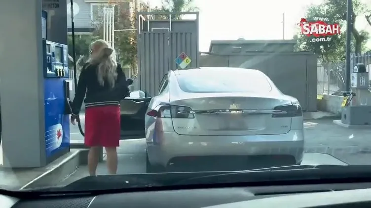 Elektrikli otomobile yakıt koymaya çalışan kadını görenler gözlerine inanamadı