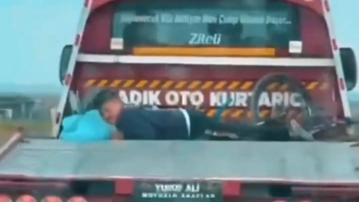 Çekici kasasında tehlikeli yolculuk: O görüntüler sosyal medyada tepki çekti! Çekici kasasında tehlikeli yolculuk: O görüntüler sosyal medyada tepki çekti!