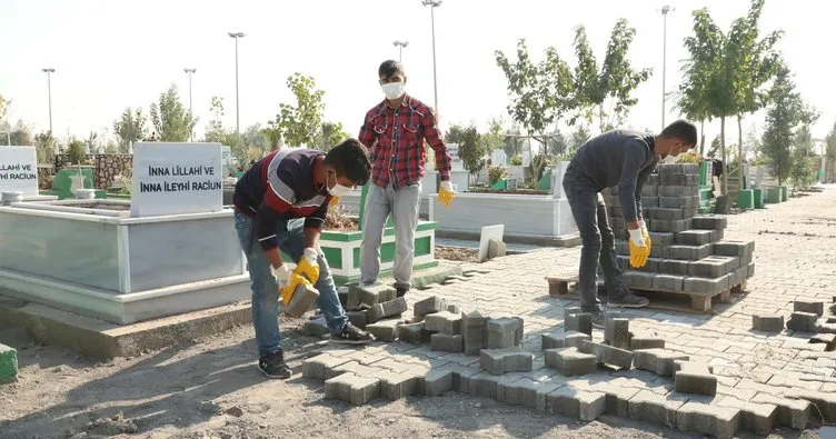 Mezarlıklar çamurdan kurtuluyor