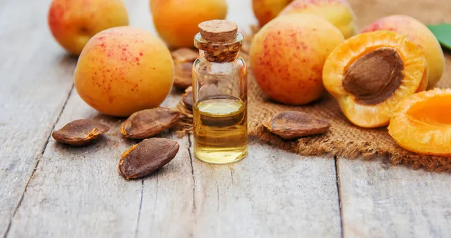 Kayısı Çekirdeği Yağının Faydaları Nelerdir? Kayısı Yağı Ne İşe Yarar, Nasıl Kullanılır?