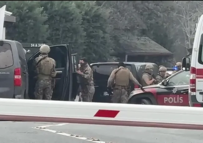 son-dakika-oyuncak-silahla-dehset-sacmisti-sariyerde-tv-binasina-giren-supheli-tutuklandi-1762940929469.jpg