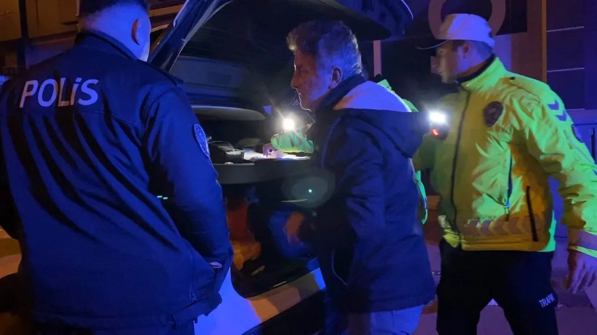 Alkollü yakalanan sürücü aracını öve öve bitiremedi