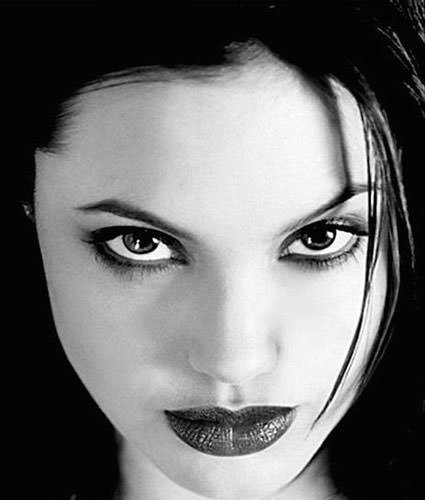 Angelina Jolie 20 yaşında