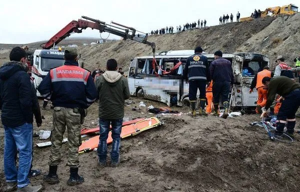 Cenaze taşıyan otobüs devrildi