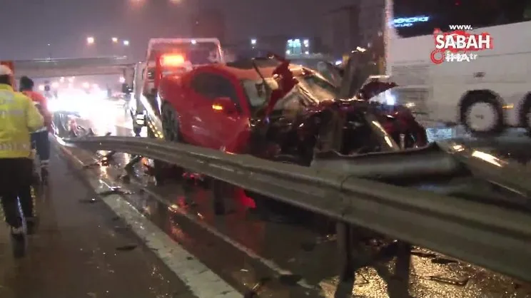 Ataşehir'de motosiklete çarpan otomobil bariyere girdi | Video