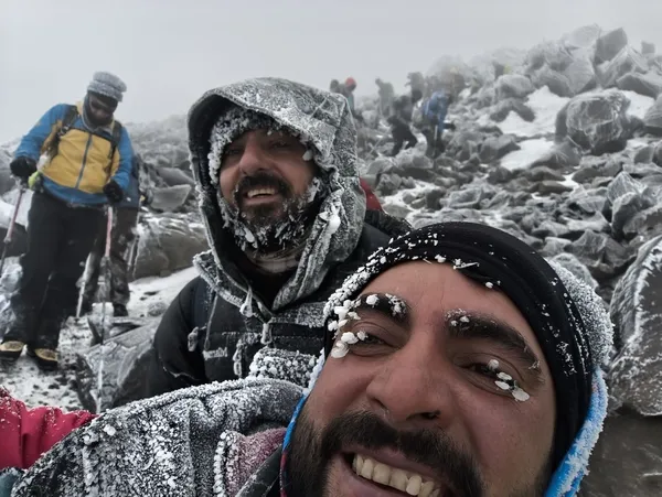temmuz-ayinda-eksi-35-derece-dagcilar-zirve-yolunda-donma-tehlikesi-atlatti-1751548614927.jpg