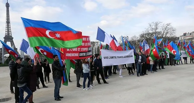 Fransa’da yaşayan Azerbaycanlılar Ermenistan’ı protesto etti