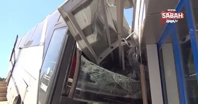 Freni boşalan otobüs, önce otomobile çarptı sonra markete daldı | Video