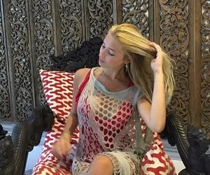 Coşkun Sabah'ın kızı Roza yeniden sosyal medyada! Coşkun Sabah'ın kızı Roza Sabah'ın iddialı pozlarıyla ilgi odağı olmuştu...