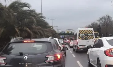 İstanbul güne yağmur ve trafikle uyandı