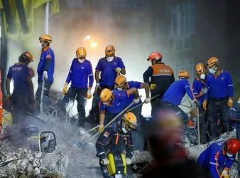 Izmir Den Son Dakika Haberi Riza Bey Apartmani Nin Enkazinda Korkulu Bekleyis Suruyor Son Dakika Haberler