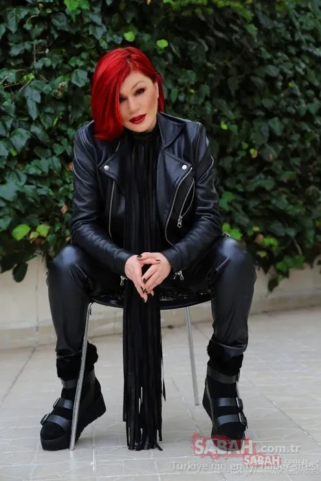 Meğer o ünlü şarkıcı kızıymış! 63 yaşındaki şarkıcı Emel Müftüoğlu’nun kızı annesinin yolundan gidiyor!