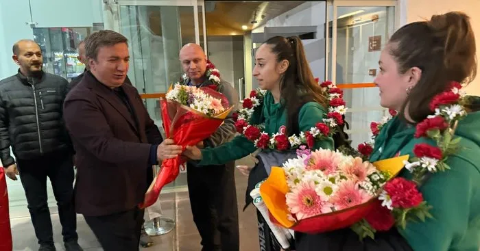 Erzincan’ın şampiyon kızları havaalanında karşılandı