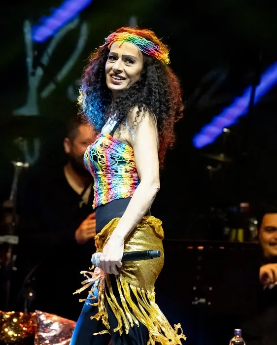 O da artık tarzını buldu! Yıldız Tilbe’nin ’transparan’ kıyafeti sosyal medyayı yıktı geçti...