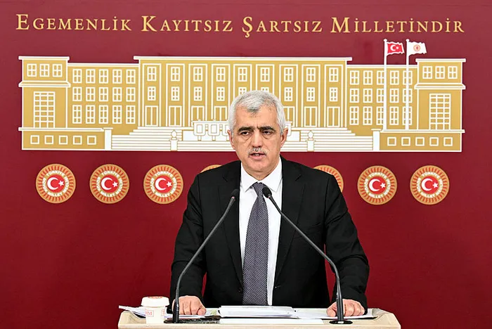 dhkpcli-teroristlere-chp-ve-hdp-sahip-cikmis-cezaevinden-kurtarmak-icin-yarisa-girmisler-1707220409032.jpg DHKP/C’li teröristlere CHP VE HDP sahip çıkmış! Cezaevinden kurtarmak için yarışa girmişler