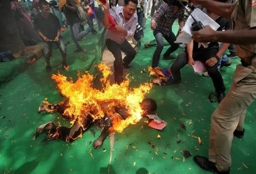 Tibetli protestocu kendini yaktı!