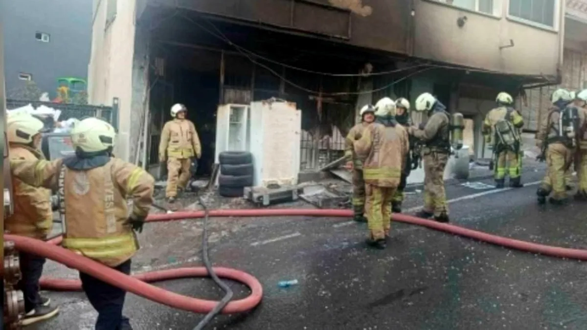 Hurdacıda çıkan yangında mahsur kalan işçiler duvarı delerek kurtuldu Hurdacıda çıkan yangında mahsur kalan işçiler duvarı delerek kurtuldu