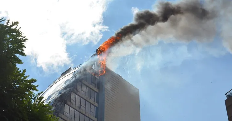 Ataşehir’de 15 katlı binanın dış cephesi alev alev yanıyor