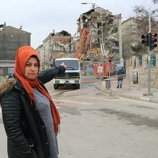 Elazığ'da hasar gören binalar yıkılıyor. 2 hafta önce taşındığı evi yıkılan kadın hüzünlendi