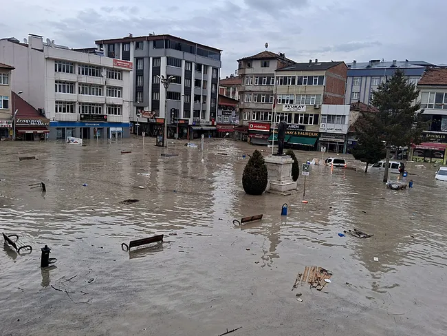 samsun-havzayi-sel-vurdu-is-yerlerini-su-basti-araclar-suruklendi-1778619890767.jpg