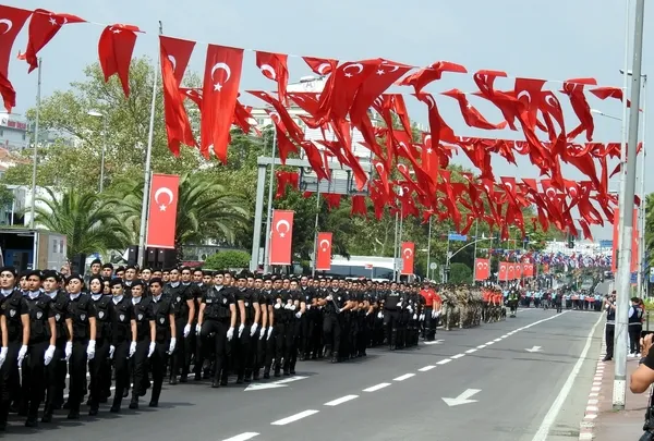 istanbulda-zafer-bayramnin-103uncu-yili-coskusu-yasandi-1756562070521.jpg