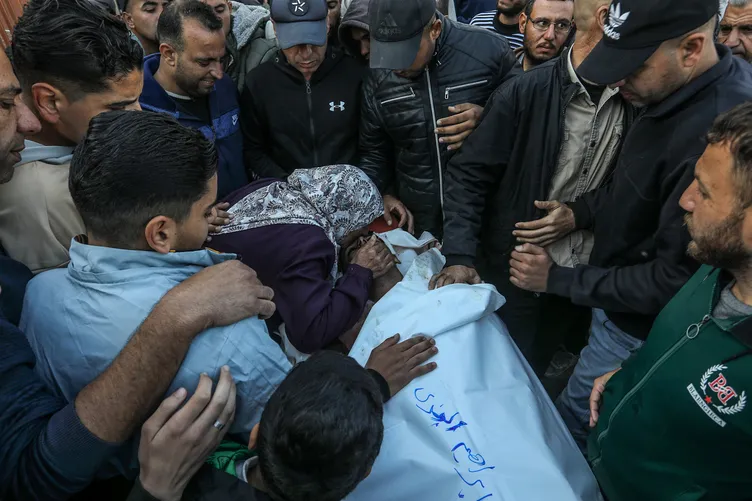 Siyonist İsrail sadece bombalarla katletmiyor: Bir yanda bombalar diğer yanda kara kış