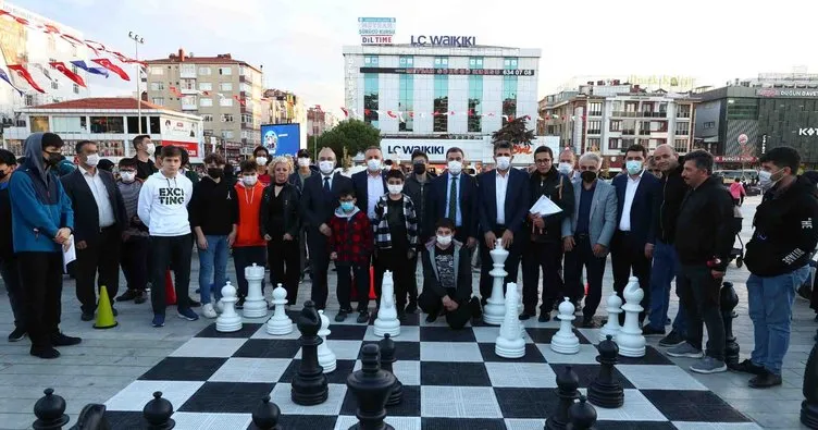 Satranç Meydan’a çıktı! Bağcılar Meydan’da satranç oynadılar
