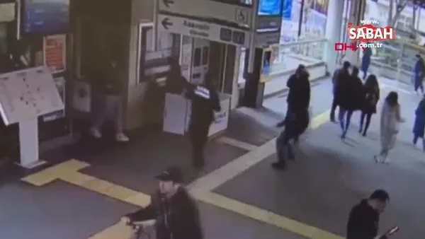 Marmaray'da temizlik işçisi, güvenlik görevlisi kadına bıçakla saldırdı | Video