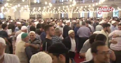 Fatih Camii’nde bayram namazı sonrası sıcak çorba ikramı