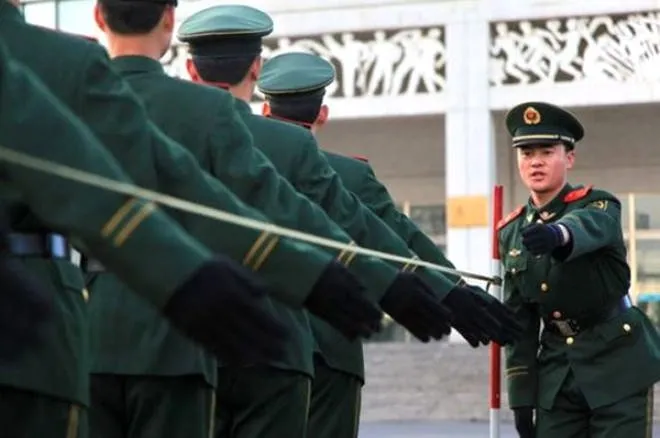 Çin’de askerlerin yakalarına taktığı iğnenin sırrı!