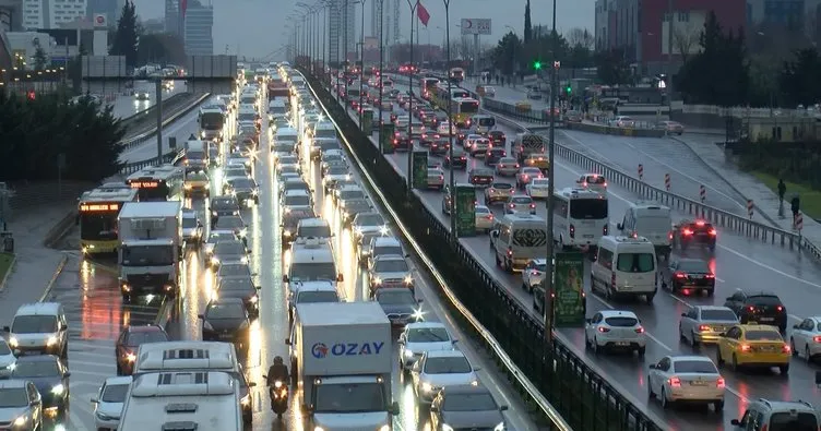 İstanbul’da trafik çilesi: Yoğunluk yüzde 80’e ulaştı!