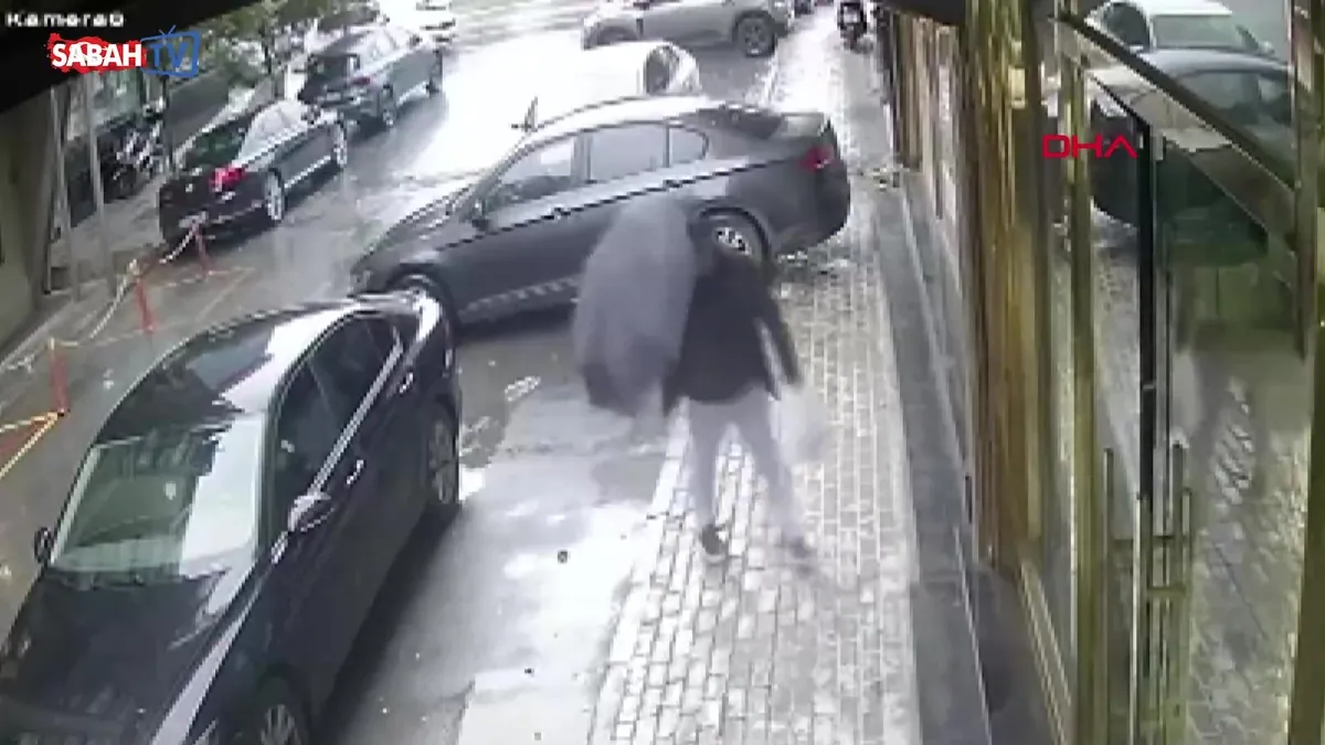 Güngören’de binanın çatısı araçların üzerine düştü! Sokaktan geçen kişi saniyelerle böyle kurtuldu | Video videosunu izle Güngören’de binanın çatısı araçların üzerine düştü! Sokaktan geçen kişi saniyelerle böyle kurtuldu | Video videosunu izle