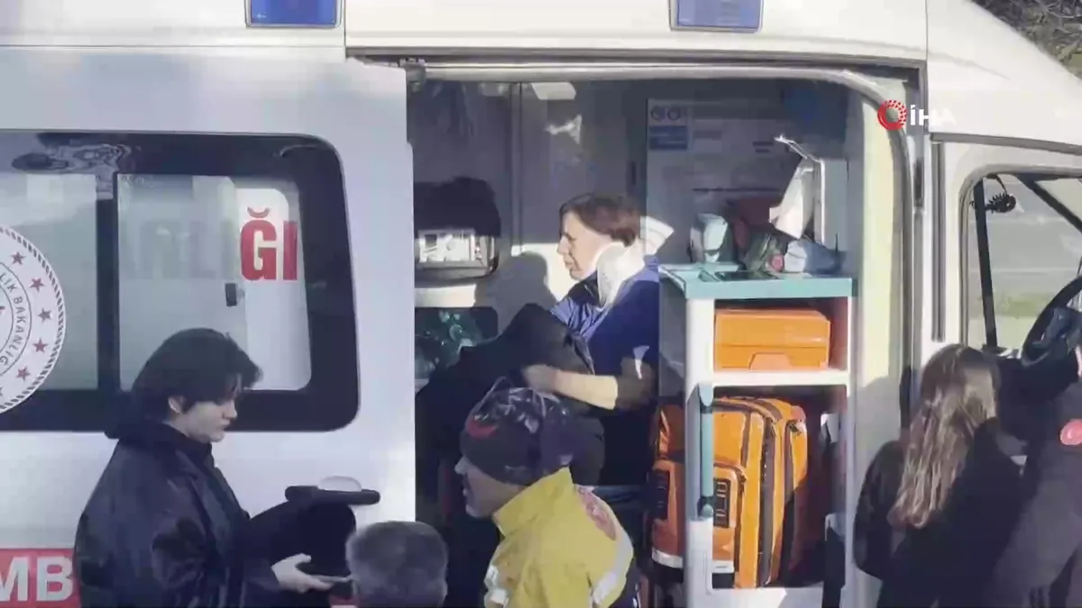 Çanakkale'de yolcu minibüsü devrildi: 8 yaralı | Video