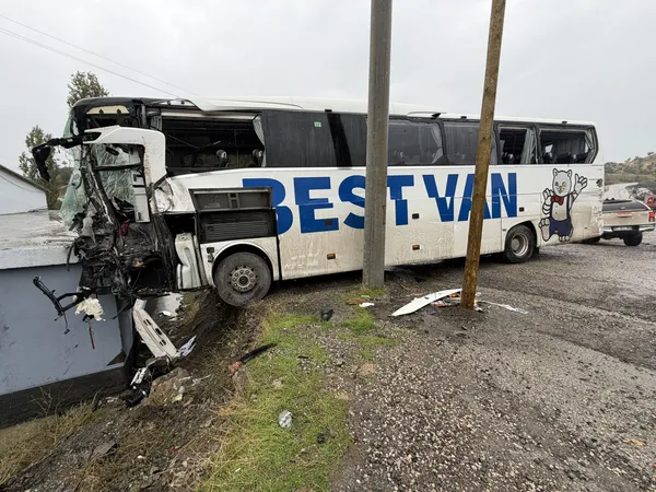 sirnakta-can-pazari-yol-otobusu-tirla-carpisip-yol-kenarindaki-eve-daldi-15-yarali-1793257743203.jpg