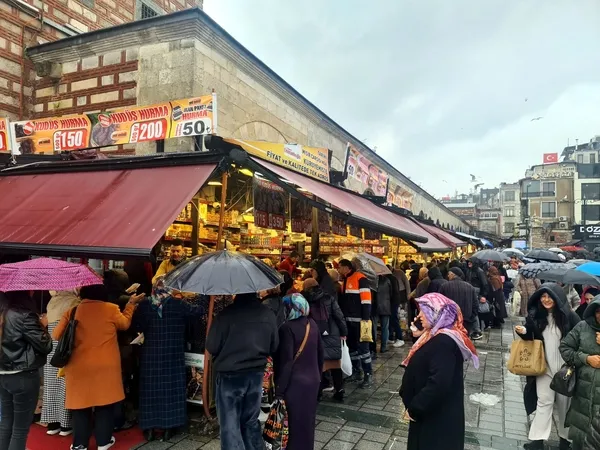 ramazan-ayi-oncesinde-eminonunde-alisveris-yogunlugu-yasandi-1709928905843.jpg
